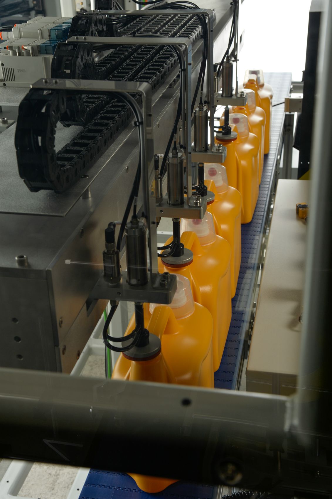 leak testing HDPE laundry detergent bottles_looking down conveyor 3